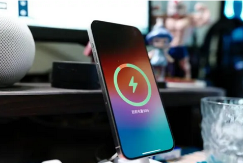 连州苹果15换屏服务分享用什么充电器给iPhone15充电更好 